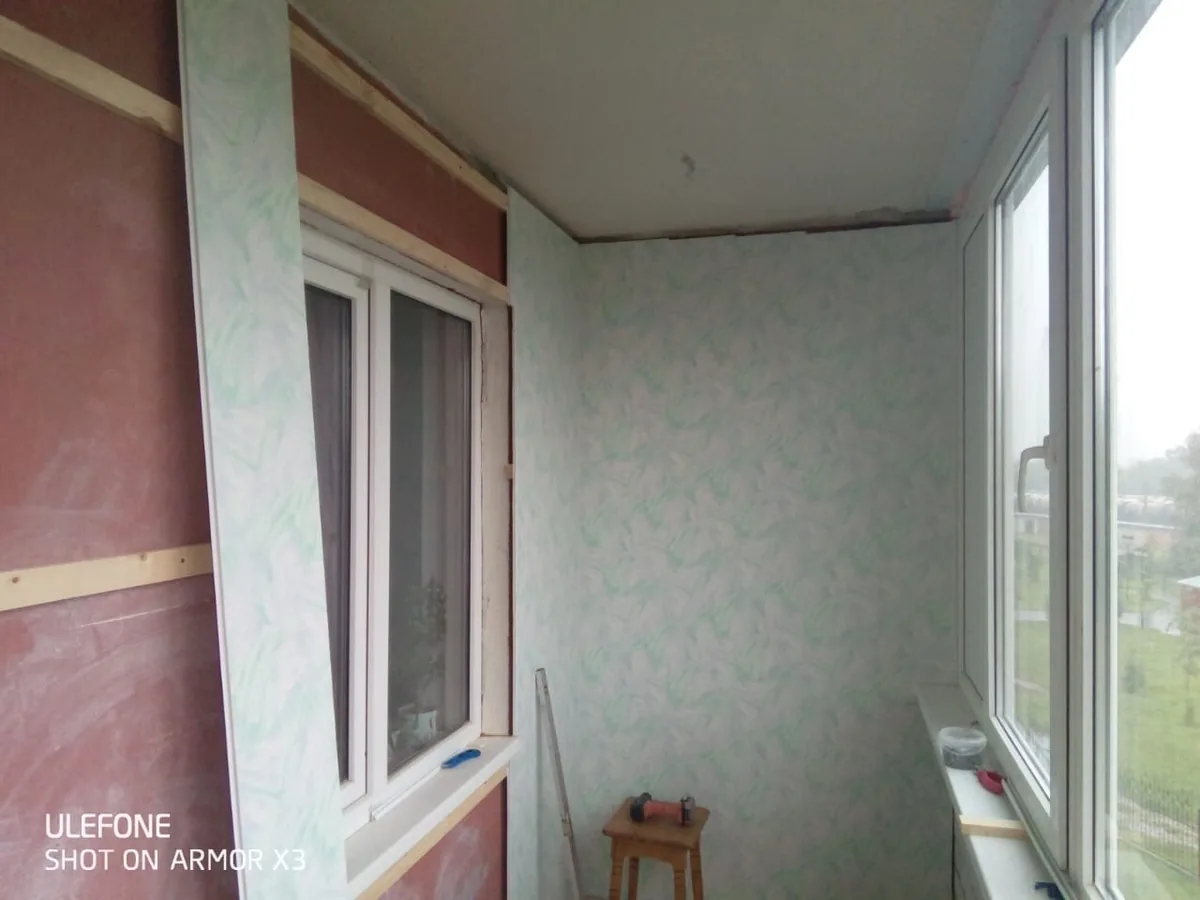 Процесс внутренней отделки балкона